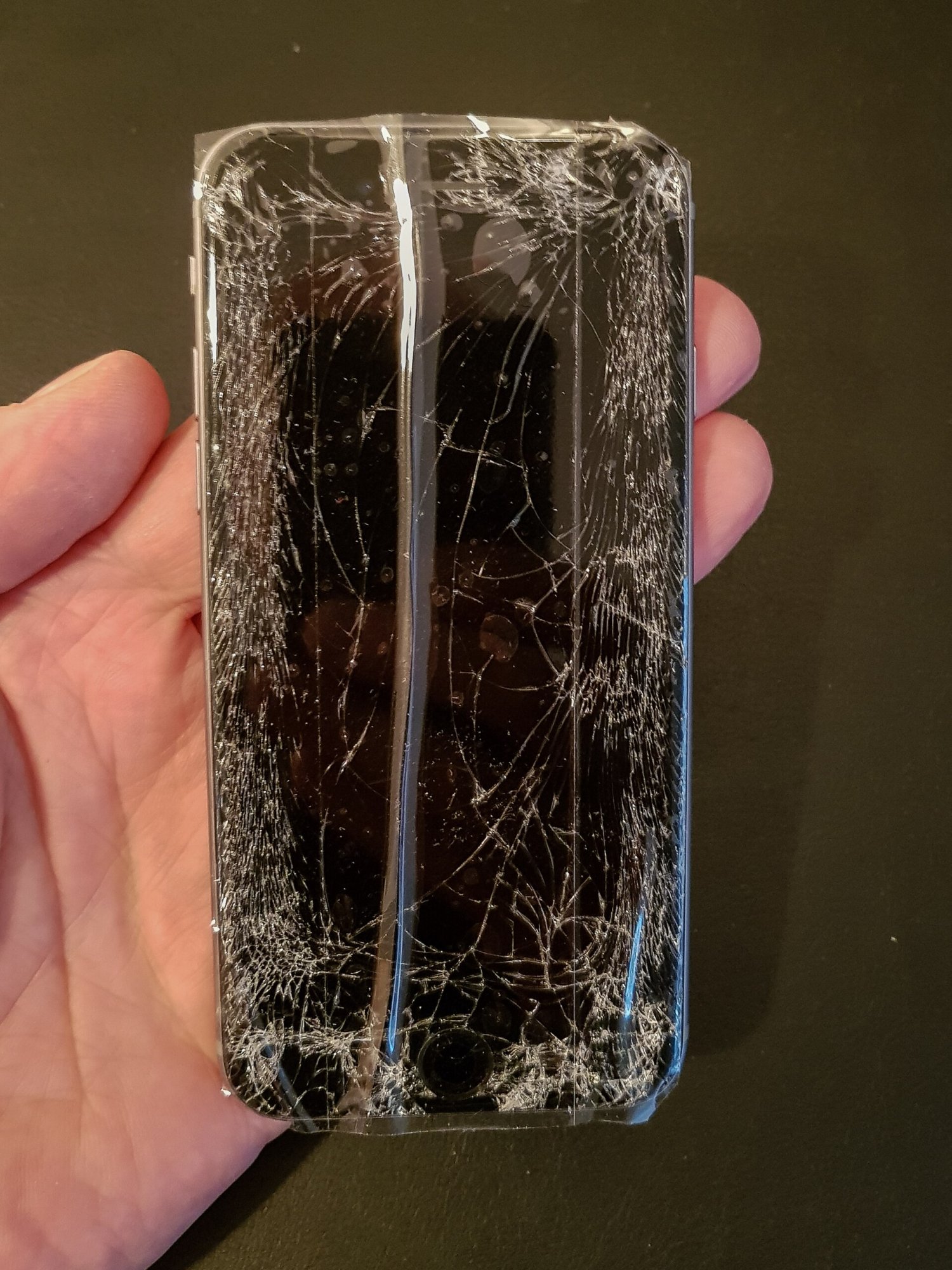 iPhone com a tela quebrada aguardando reparo (imagem ilustrativa)