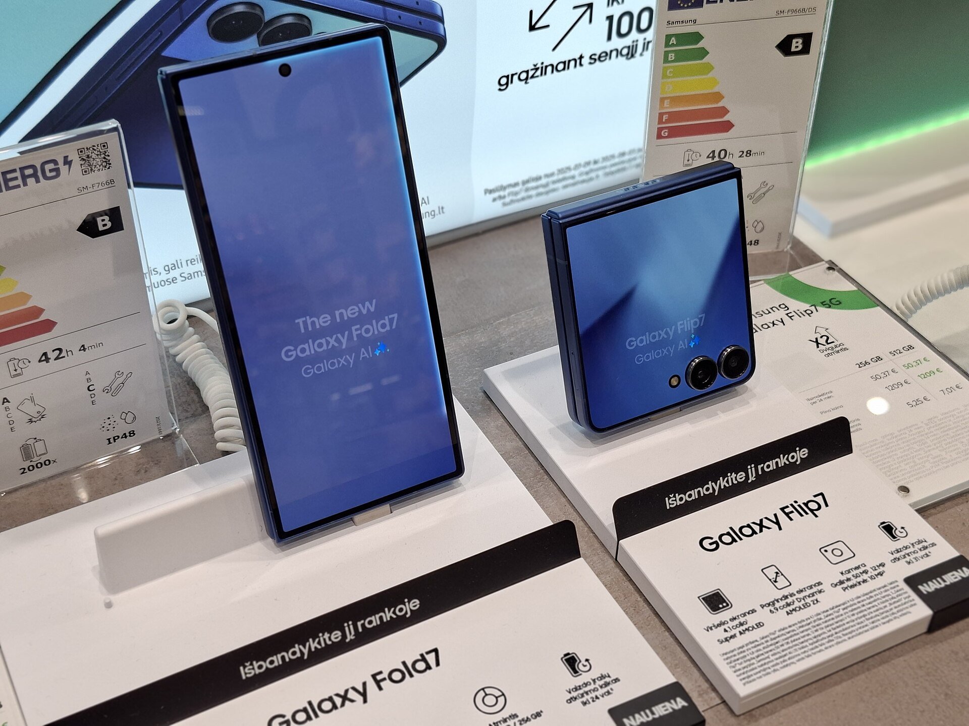 Celulares dobráveis expostos em loja (imagem ilustrativa)