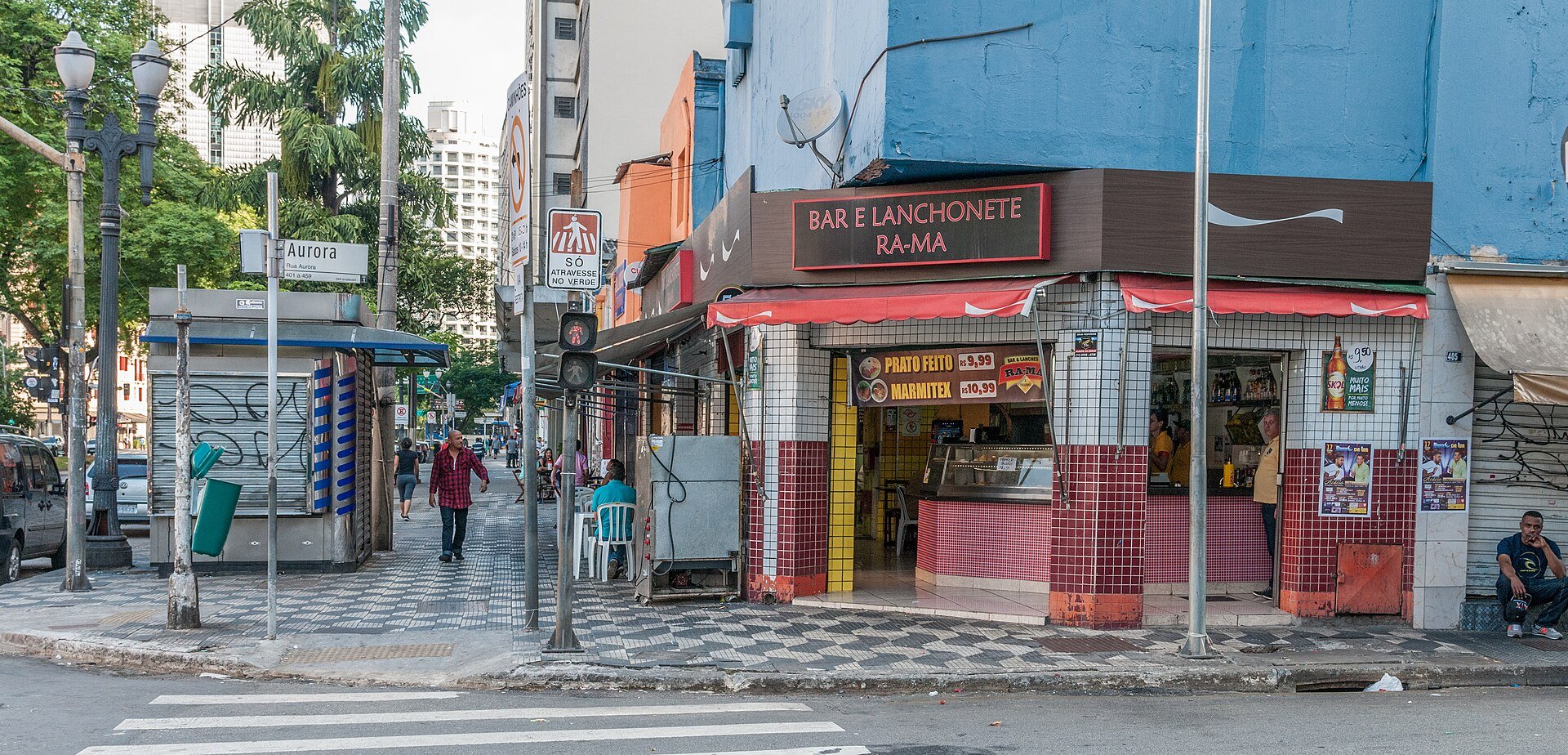 Comércio de esquina na Rua Aurora, no centro de São Paulo