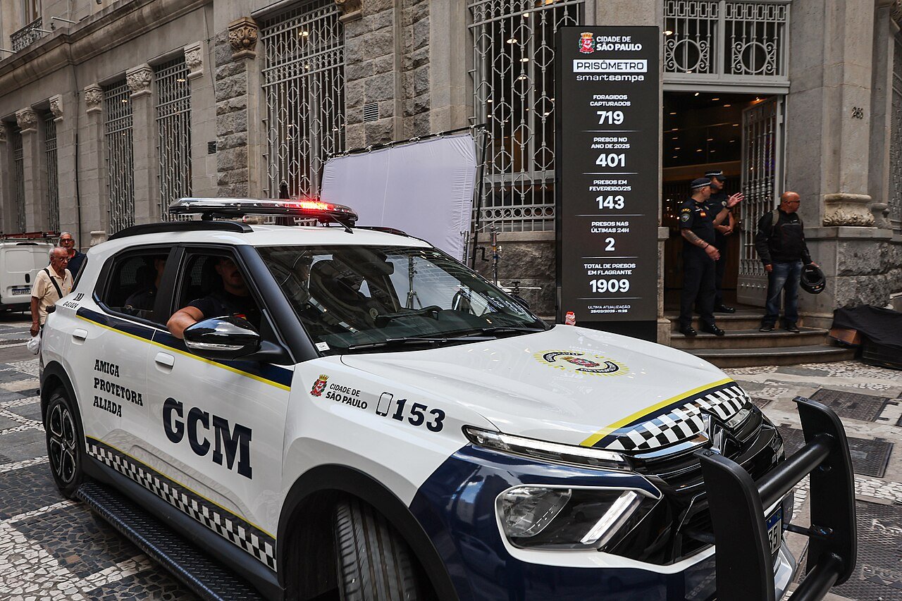 Viatura da GCM diante do painel 'prisômetro' do Smart Sampa, em São Paulo (imagem de arquivo, fevereiro de 2025)