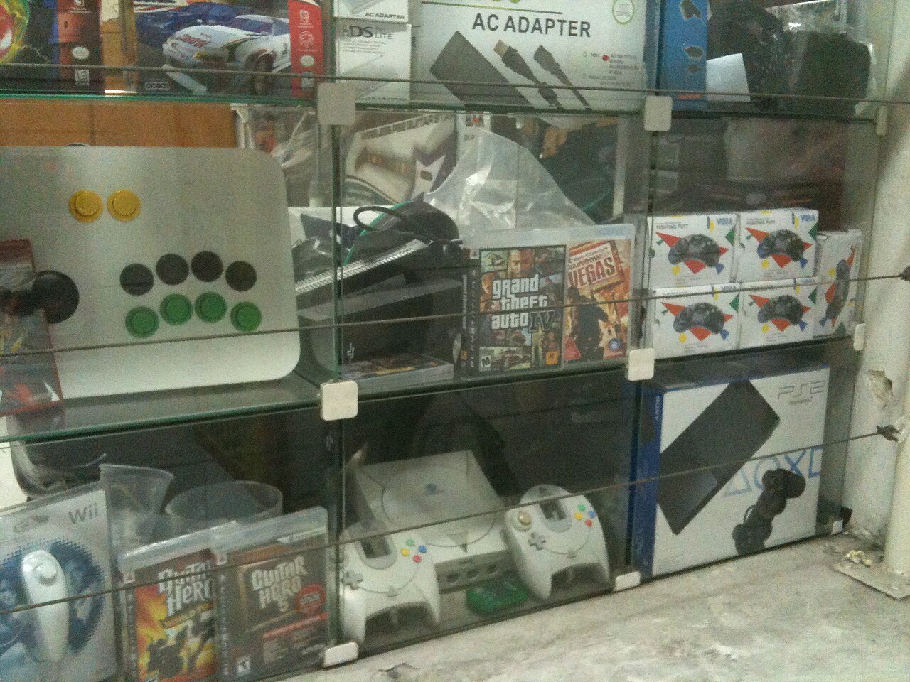 Consumidores em loja de eletrônicos na Santa Ifigênia