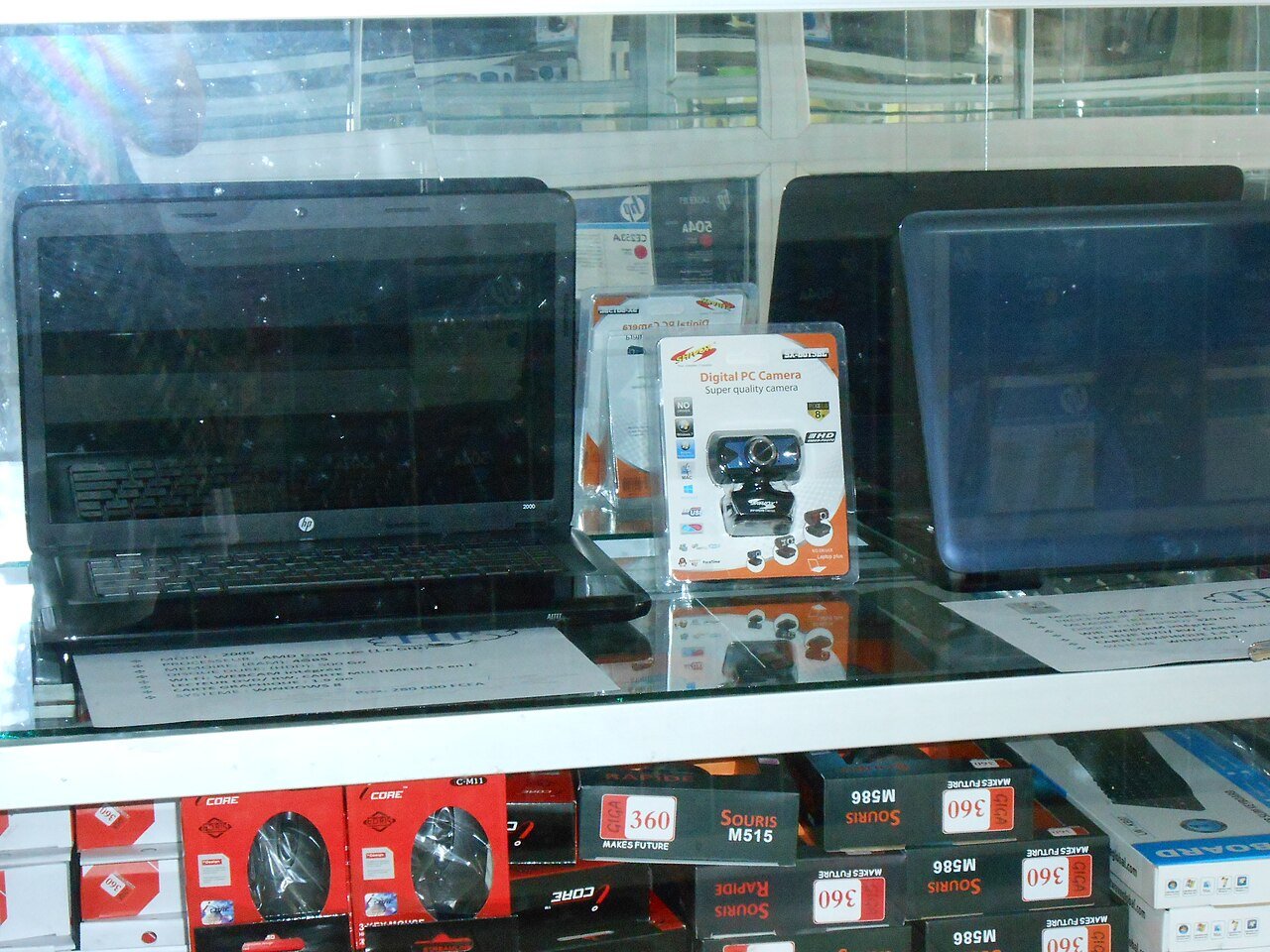Notebooks e acessórios expostos na vitrine de uma loja de informática