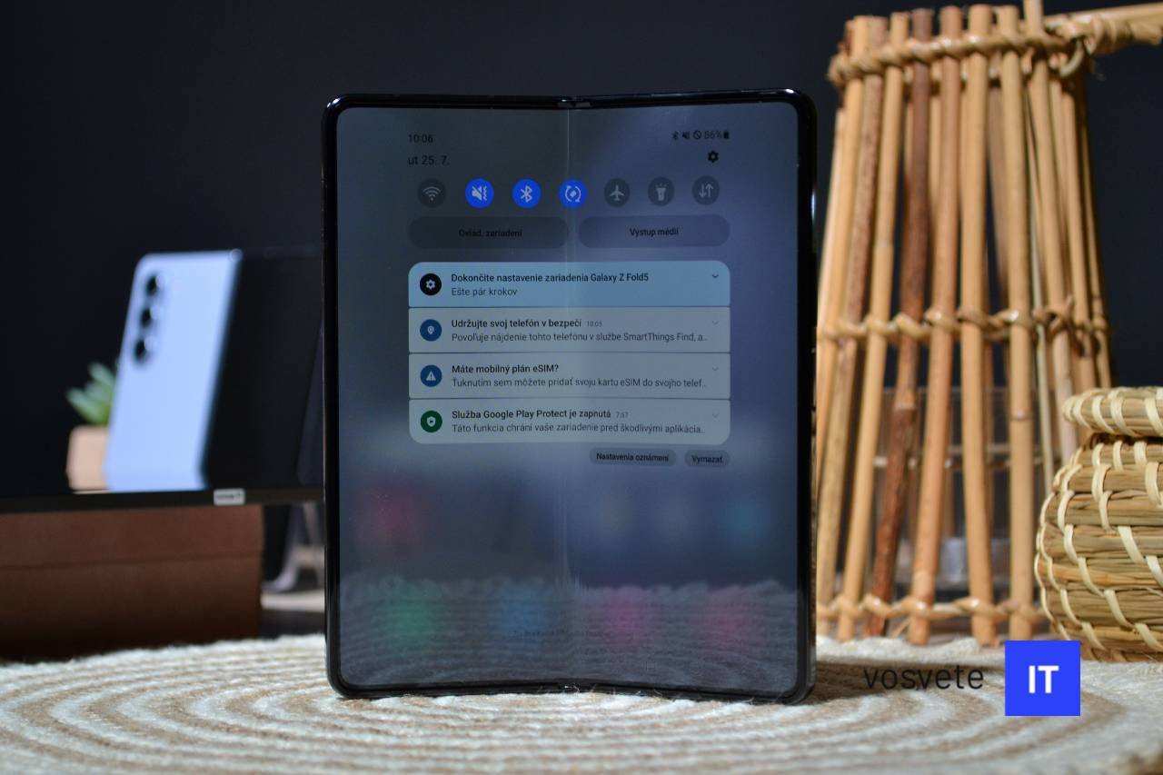 Tela interna de um celular dobrável aberto