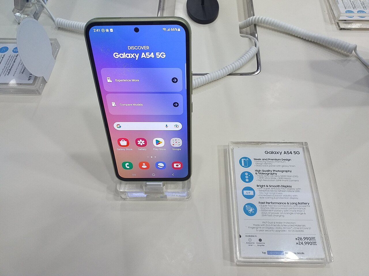 Samsung Galaxy A54 5G em exposição em loja