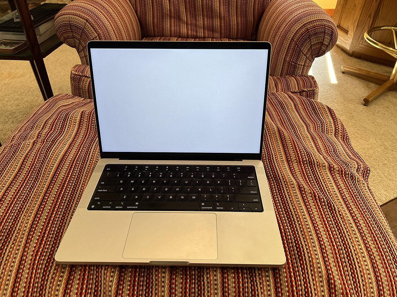 MacBook Pro de 14 polegadas prata, modelo de geração anterior
