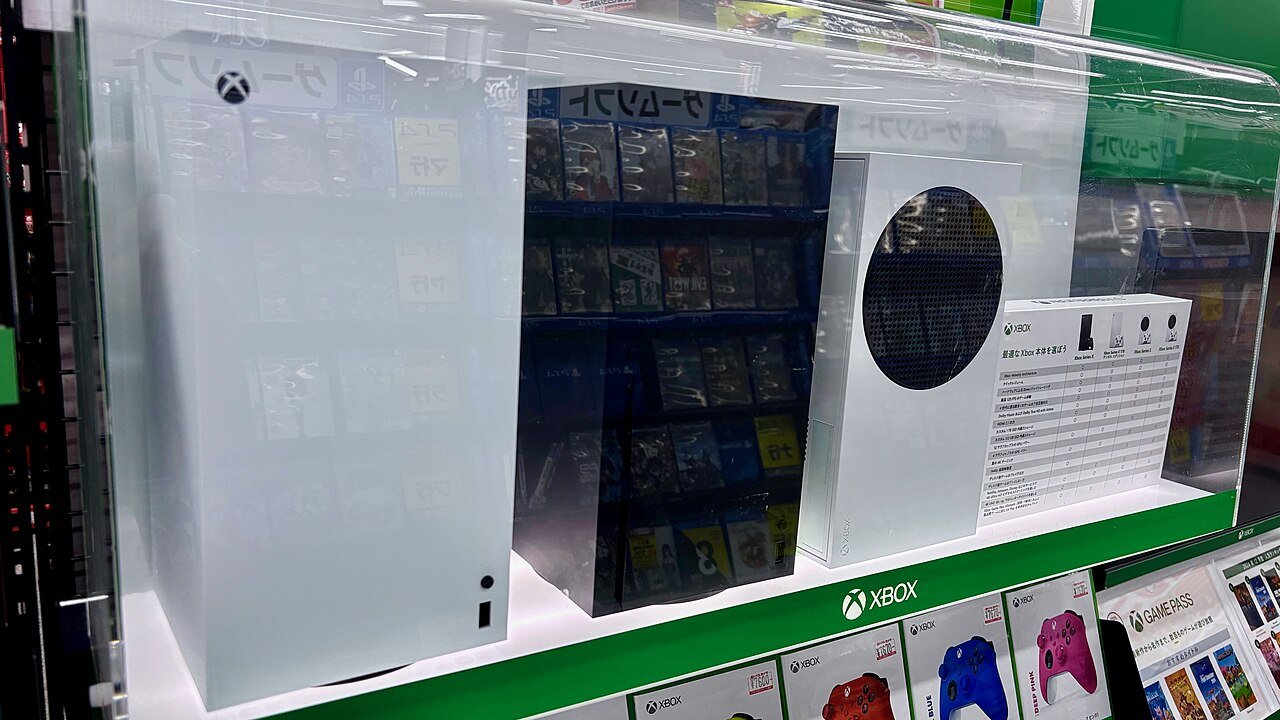 Consoles Xbox Series X, preto, e Xbox Series S, branco, lado a lado