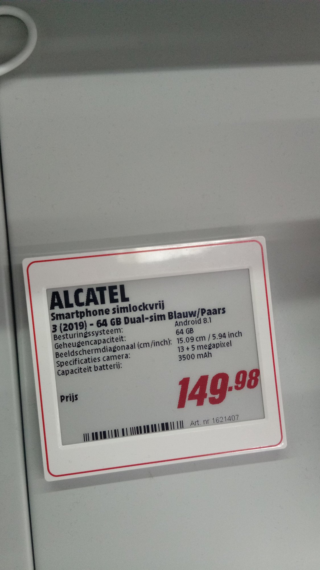 Smartphones expostos em loja de eletrônicos