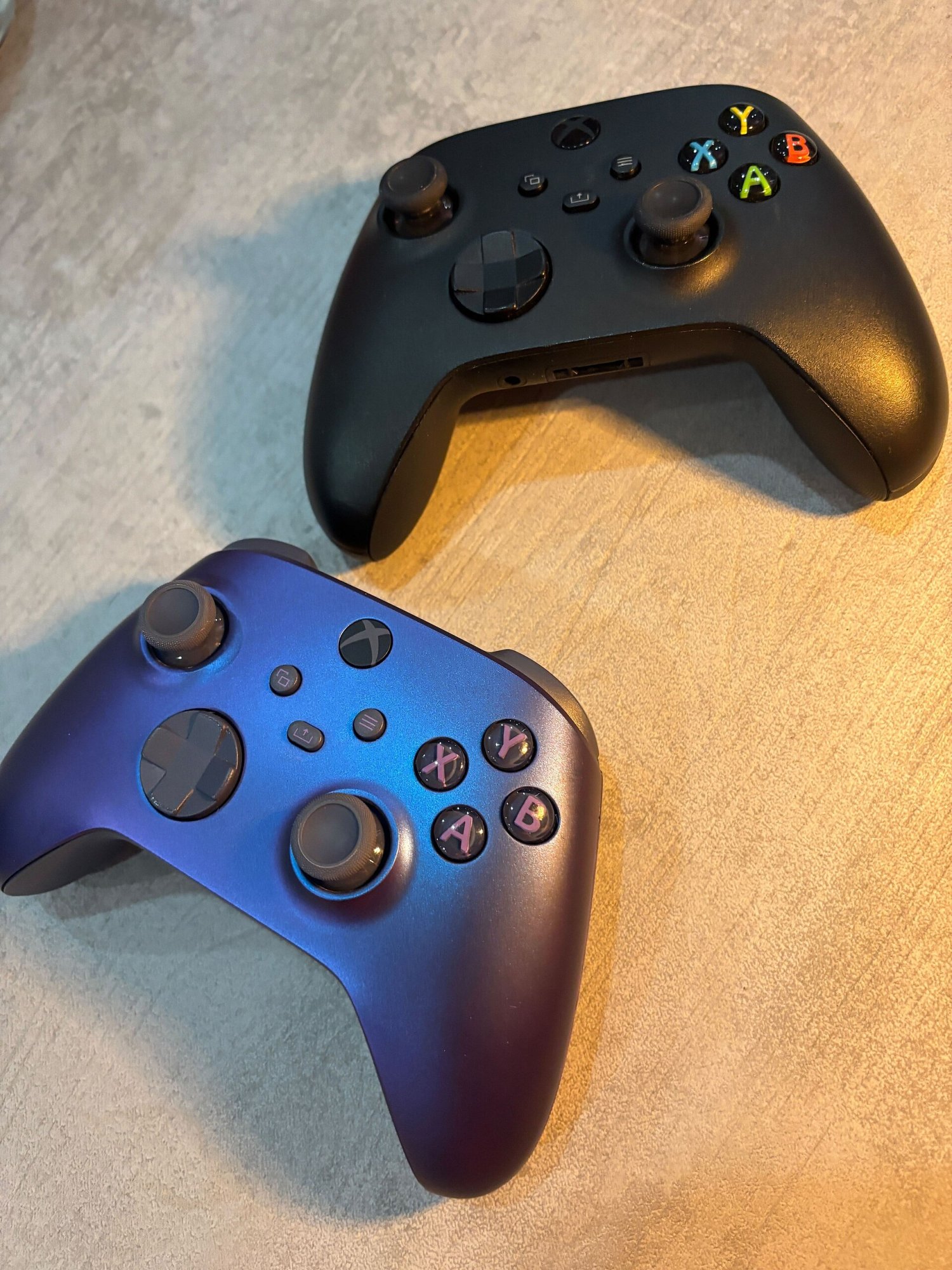 Controle de videogame sobre mesa em laboratório de jogos