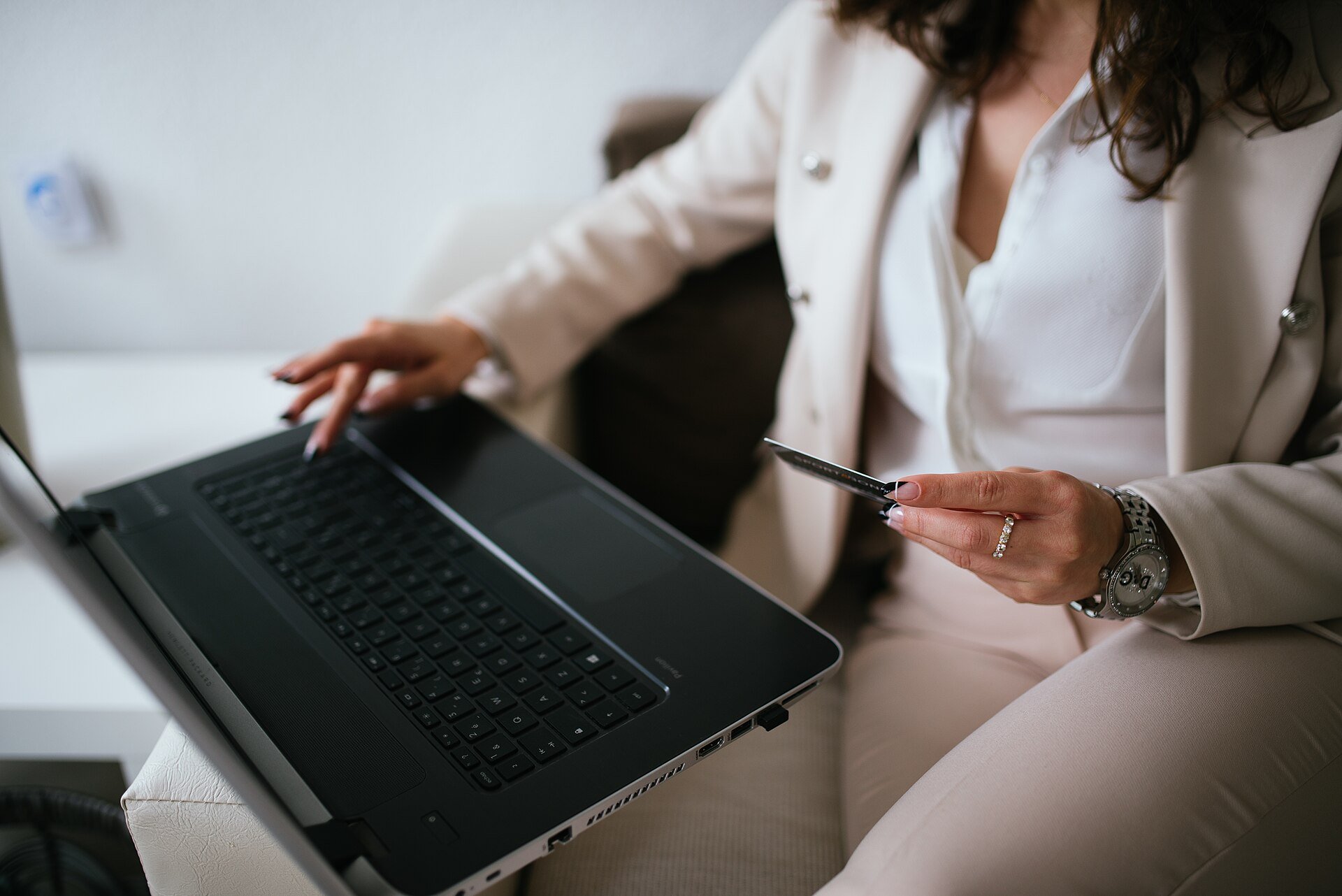 Pessoa faz compra online no notebook com cartão de crédito