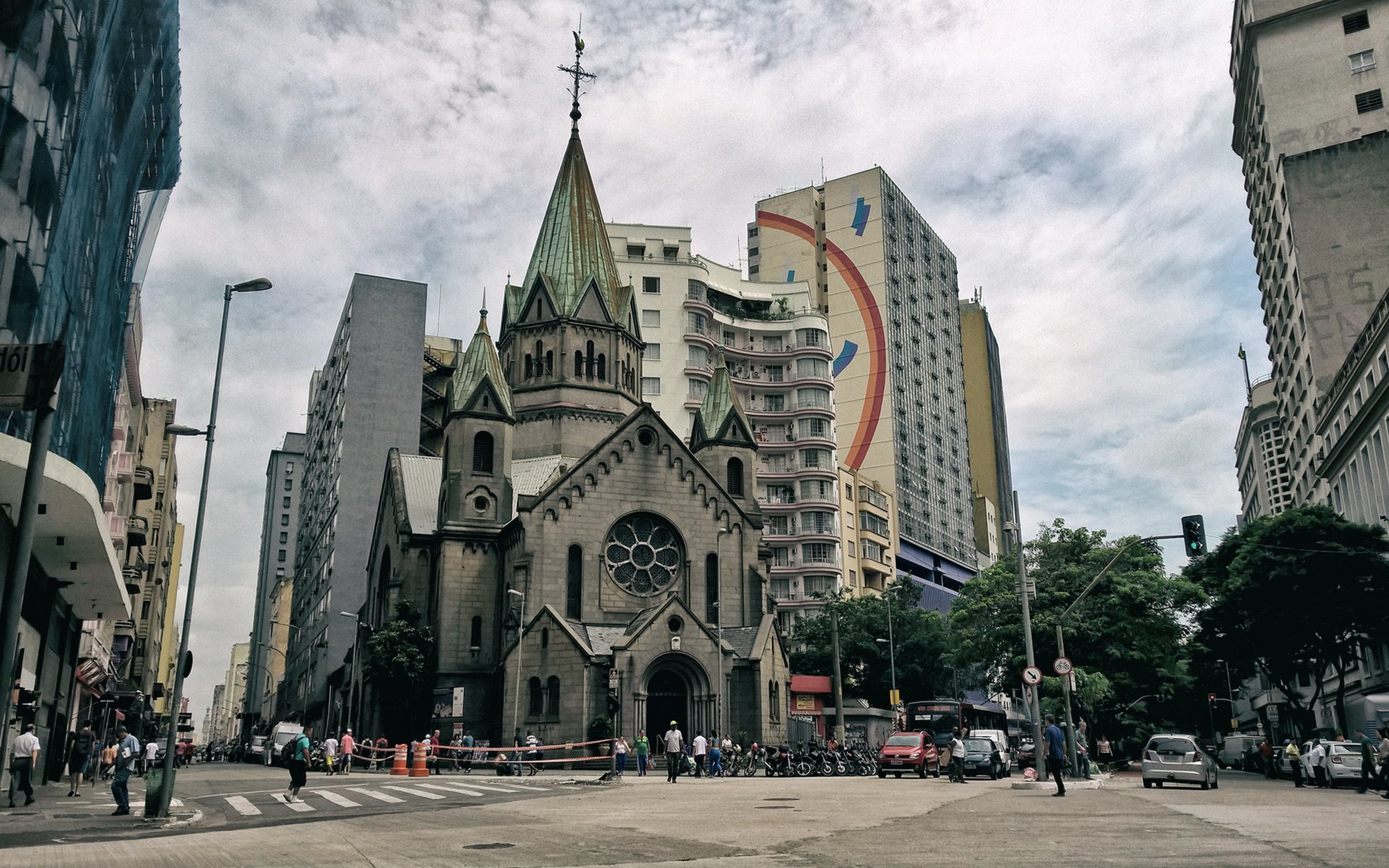 Largo Santa Ifigênia, com a igreja e o movimento do comércio no centro de São Paulo