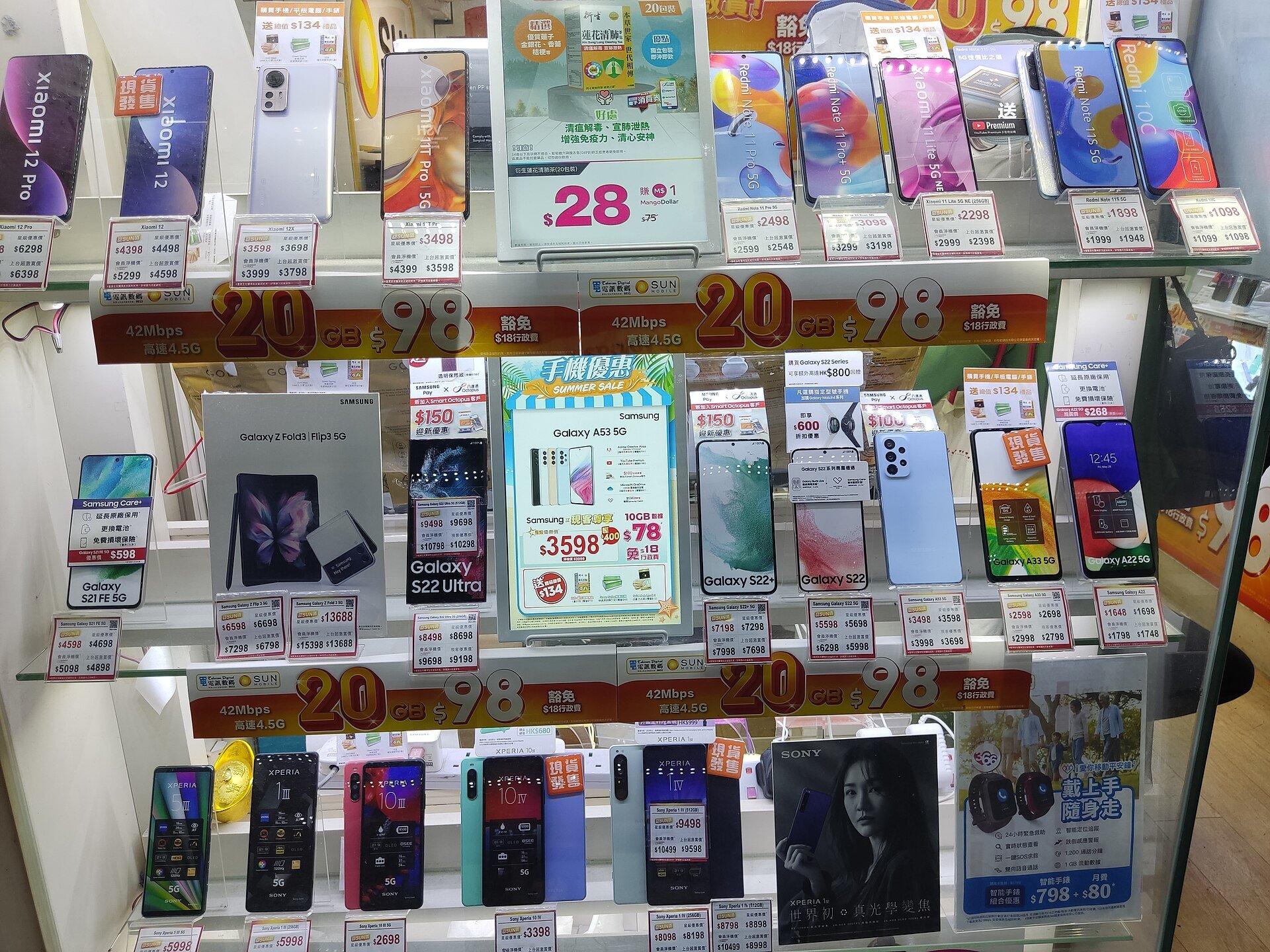 Vitrine com smartphones à venda (imagem ilustrativa)